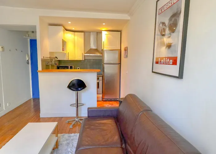 New Sunny Flat Near Montorgeuil