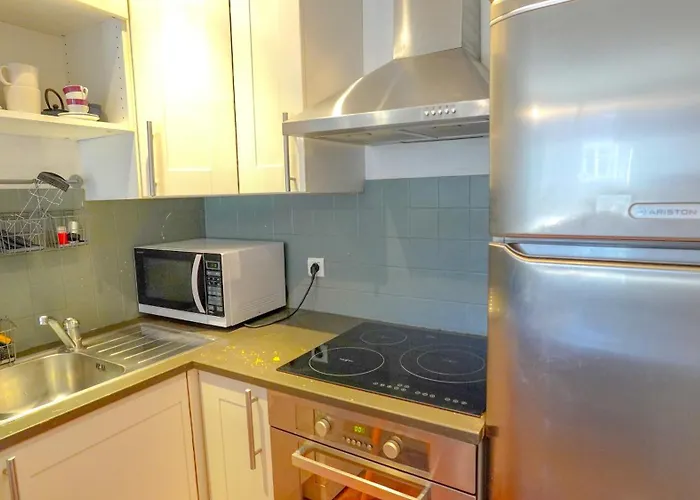 New Sunny Flat Near Montorgeuil